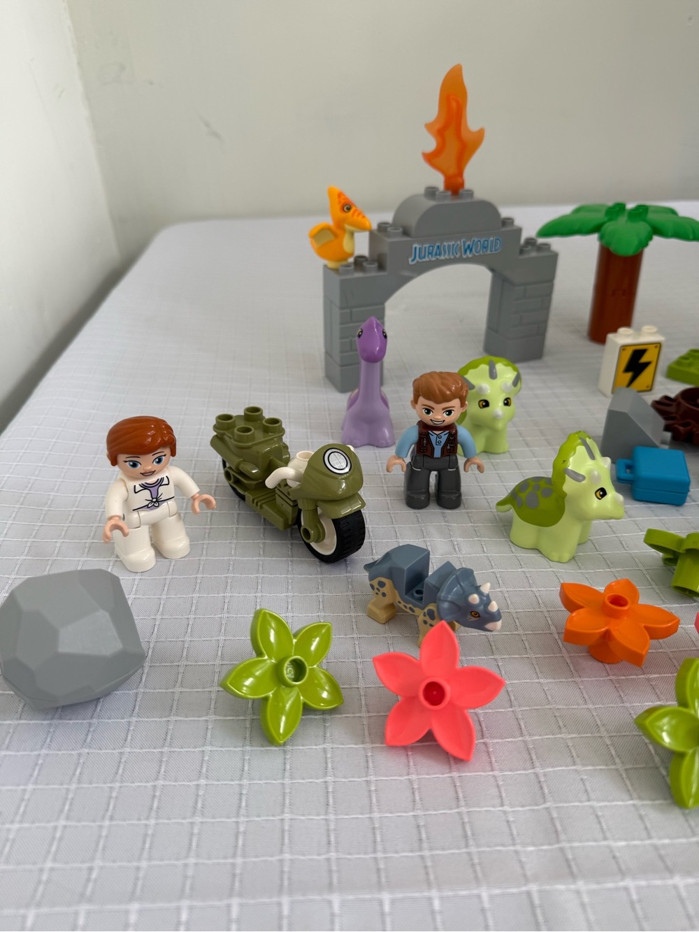 LEGO DUPLO Jurassic World 10939 T. Rex & Triceratops & Owen Grady -  Incomplete